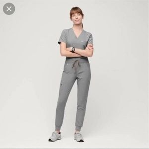 Figs Catarina top (XS) and Zamora bottoms (XSP) in Dark Space Gray